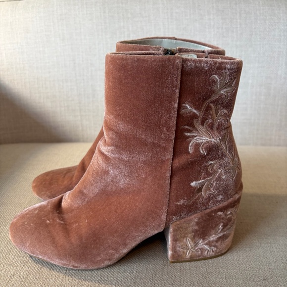 Kenneth Cole Size 9.5 Renna Pink Velvet Ankle Boots with White Floral Embroidery - Picture 4 of 12